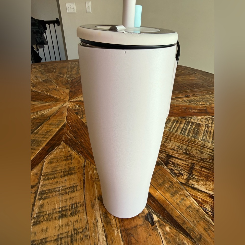 Brumate 40oz Tumbler with straw cap - Picture 4 of 6